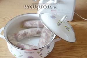 Для варки домашней колбасы нужен особый режим. Доводим воду до 50°С и варим при такой температуре 3 часа (не даём воде нагреваться). Затем температуру увеличиваем, но кипеть не даём. В таком режиме варим 1 час, а если колбаса толстая, то 1,5 часа.