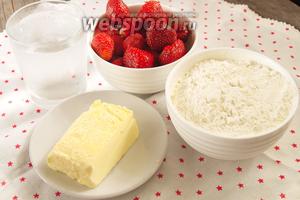 Для приготовления галеты нам потребуется мука, хорошо охлаждённое масло, ледяная вода, соль, клубника, сахар для посыпки, немного крахмала.
