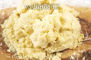 Получившуюся крошку аккуратно (лучше с помощью ножа или лопатки) переложить в чашку и добавить 3-4 ложек ледяной воды. Такое тесто не вымешивается, мы просто собираем из него комок, смешивая нашу смесь с водой. В результате получается более плотная смесь, не очень однородная по своей структуре.