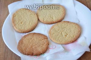 Разогреть духовку до 180-200°C, выпекать подготовленные круги теста на противне, застеленном пергаментной бумагой, около 15-20 минут. Достаём из духовки готовое печенье, его необходимо остудить.