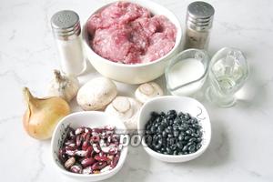 Для приготовления биточков с чёрной фасолью и шампиньонами, потребуются такие ингредиенты: фарш мясной, фасоль чёрная сухая и фасоль красная сухая, лук репчатый, чеснок, молоко, масло подсолнечное рафинированное, соль, перец чёрный молотый и зелень петрушки или укропа.