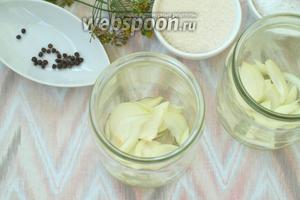 Банки хорошо вымыть и ошпарить кипятком. На дно налить подсолнечное масло и выложить нарезанный соломкой репчатый лук.