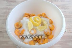 Очищаем лимон от кожуры, шинкуем мякоть небольшими дольками, выкладываем в миску с абрикосами. Аккуратно перемешиваем все компоненты и оставляем на 17-20 часов.