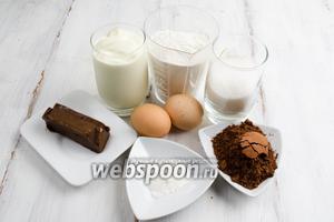 Для приготовления теста нужно взять муку, какао, разрыхлитель, сахар, яйца, сметану, масло сливочное (для смазки чаши), масло шоколадное.