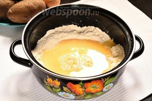 Яйца смешать с водой и солью. Вбить их в муку. Так как мука бывает разная, то муки может понадобиться и меньше. Сначала лучше взять 250 грамм муки, а остальное постепенно вмешать.