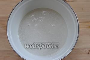 Кокосовую стружку перекладываем в небольшую кастрюльку, заливаем крутым кипятком. Затем настаиваем 30 минут.