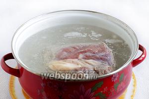 Воду закипятить. Опустить кусок свежего мяса в солёный кипяток. Оно сразу же запечатается и сохранит все соки внутри. Вы увидите, что даже пена почти не образуется. Если появится немного пены, то снять её. Варить мясо при малом кипении, под приоткрытой крышкой около 1 часа.