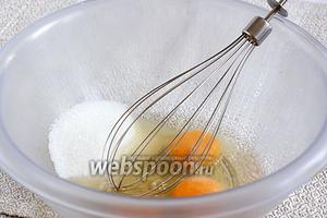 Яйца смешать с сахаром и щепоткой соли. Взбить на сильных оборотах миксера до пышной и светлой массы.