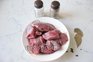 Для приготовления тушёнки потребуются следующие продукты: мякоть говядины, соль, лавровый лист, перец чёрный горошком и перец чёрный молотый.