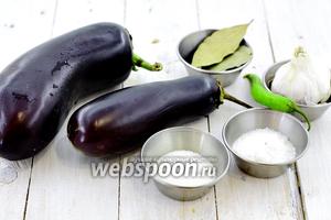 Возьмите такие продукты: баклажаны, чеснок, морковь для украшения, перец острый, соль, сахар, уксус столовый.