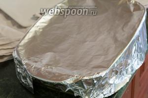 Накрываем деко фольгой и отправляем его в разогретую духовку. Температура — 180°С. Приготовление начинки займёт 15 минут. Через половину необходимого времени, необходимо её перемешать, чтобы все ягоды и ревень приготовились равномерно.