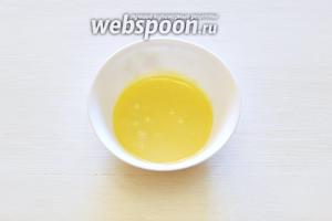 Готовим глазурь. Для глазури нам нужен белый шоколад (50 г) и 20 мл сливок. Прогреваем всё на водяной бане до однородного состояния.