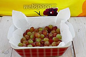 Отделите ягоды от грозди. Разложите на бумажное полотенце. Виноград должен полностью высохнуть.