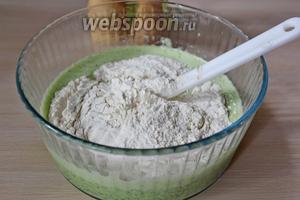 Выложить массу в миску, добавить просеянную муку с разрыхлителем и перемешать, тесто должно получиться по консистенции как густая сметана.