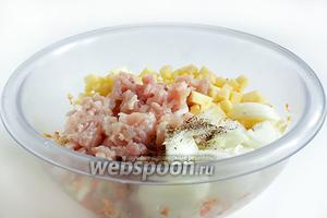 Куриное филе или другое мясо нарезать самыми мелкими кусочками. Смешать с овощным фаршем, влить растительное масло, посолить и хорошенько размешать руками, приминая полученный фарш.