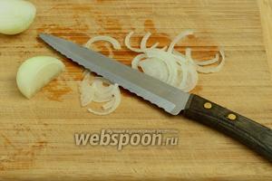Очищеную луковицу нарежем тонкими полукольцами.