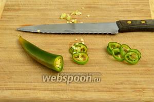 Перец чили нарежем тонкими кольцами, удаляя при этом зёрнышки.