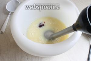 Заливаем шоколад горячим сиропом. Добавляем желатин и краситель. Берём погружной блендер и пробиваем глазурь.