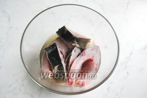 Выложить кусочки карпа в миску, посолить и поперчить по вкусу. Залить светлым пивом и поставить на 1,5-2 часа в холод.