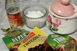 Приготовить пряности для маринада, вскипятить 1 литр воды и добавить пряности и специи, двести до кипения.