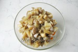 Выложить в ту же миску жареные баклажаны.
