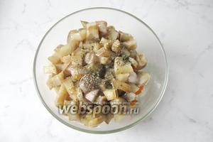 Овощи посолить и поперчить по вкусу. Добавить сухой базилик или любые сухие травы по вкусу. Перемешать.