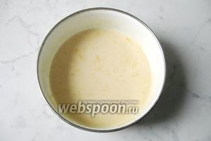 Тщательно перемешать яйца, сыр, соль, молоко и муку.
