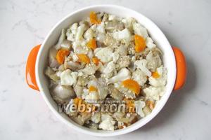 Овощи выложить в форму для запекания, смазанную маслом.