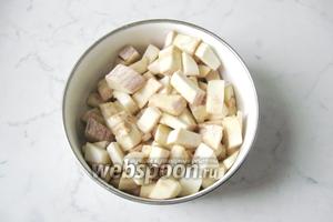 Выложить нарезанные баклажаны в миску.