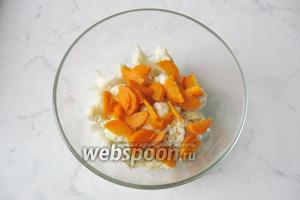 Морковь отварить до готовности, охладить и почистить. Нарезать и добавить к цветной капусте и луку.