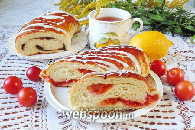 Фото Сдобный рогалик с алычой
