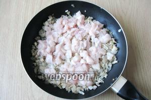 Куриное филе помыть и также мелко нарезать. Добавить на сковороду, опять накрыть её крышкой и опять тушить 10 минут.