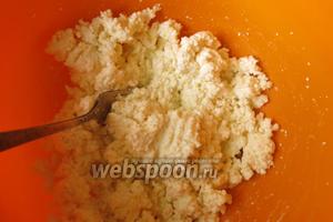 Творог смешиваем с сахаром, ванилью, сливками, пудингом (крахмалом), 1 яйцом. 2 ложки сахара оставляем для засыпки фруктов.
