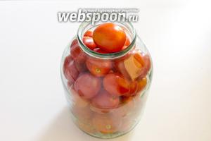 Наполните банку чистыми помидорами. Предварительно каждый плод в области плодоножки наколите при помощи зубочистки.