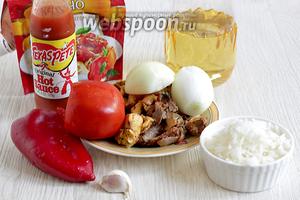 Для мясной начинки возьмём жареное мясо (у меня была курица и говядина жареные), лук репчатый, помидор, чеснок, перец сладкий, соус острый, отварной рис, масло растительное, кетчуп.