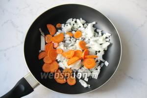 Морковь и репчатый лук почистить, помыть и нарезать. Выложить на сковороду с подсолнечным маслом. Припустить на небольшом огне 10 минут.