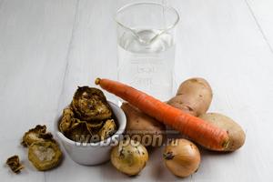 Чтобы приготовить суп, нужно взять кабачки сушёные, воду, картофель, морковь, лук, масло подсолнечное, соль, перец.