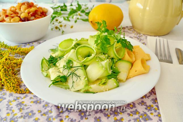 Фото Салат из свежего кабачка с кунжутом