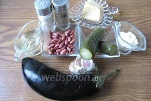 Для приготовления такого салата потребуются следующие продукты: красная фасоль, баклажан, огурец маринованный, сыр твёрдый, подсолнечное масло, чеснок, майонез, соль и перец чёрный молотый.