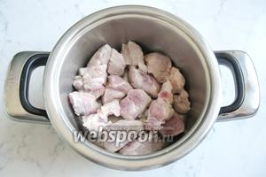 Обжарить мясо на сковороде или в кастрюле с толстым дном, предварительно налив подсолнечное масло.