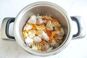 Перемешать мясо с овощами и тушить 7-10 минут. Если мало жидкости, то добавьте немного воды, чтобы не подгорело.