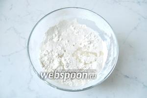 Добавить в муку молоко с дрожжами и сахаром, 1 чайную ложку соли, 4 столовые ложки подсолнечного масла и перемешать.