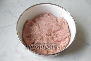 Перемешать свиной фарш с чесноком, солью, перцем и сливками. Затем взбить блендером до однородности. Это очень важно. Если нет блендера, пропустите фарш ещё раз через мясорубку.