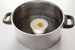 Устанавливаем мисочки в кастрюлю с горячей водой и томим их под закрытой крышкой 5 минут (время называю для керамики, думаю, в металлических кокотницах 3-4 минуты).