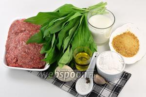 Для работы нам понадобится фарш куриный, яйцо, черемша, чеснок, сухари панировочные, мука, масло подсолнечное, соль, перец.