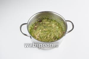 Когда вода для варки макарон закипела, добавляем к луку и фенхелю (их можно грубо измельчить блендером, но можно этого и не делать) 4 столовых ложки воды от варки фенхеля из шага 9, зелёную заправку из шага 8 и изюм вместе с водой из шага 4, а также пиниевые орешки. Ставим на слабый огонь, пусть себе булькает потихоньку.