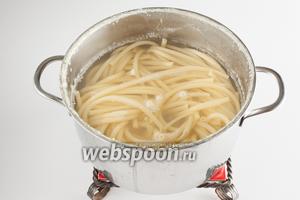 К кипятку для варки макарон доливаем остатки воды от варки фенхеля и варим в этой смеси макаронные изделия до готовности, согласно инструкции на упаковке.