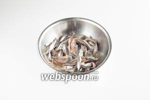 Сардинок чистим (отрываем бока от головы и позвоночника с хвостом, скелет выбрасываем), промываем, отжимаем воду и заливаем лимонным соком — пусть маринуются. Меня очень интересовало, сколько времени отнимает чистка 0,5 килограмма рыбной мелочи? Оказывается, 12 минут — по-моему, не так уж и страшно?