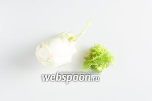 Ставим кипятиться 1 литр воды. Фенхель чистим — срезаем зелень и откладываем её в сторону, она пойдёт в ход потом; удаляем загрубелые места.