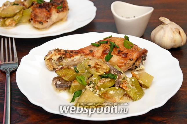 Фото Курица запечённая с кабачками, зелёным луком и грибами